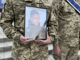 A 20-year-old Lithuanian volunteer Tomas Valentėlis died fighting in eastern Ukraine and was honored during a memorial service in Kyiv's Independence Square on 16 April.