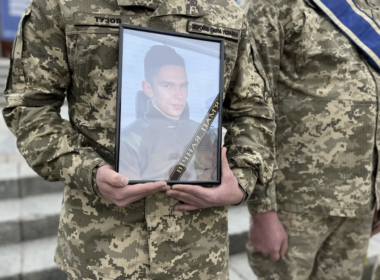 A 20-year-old Lithuanian volunteer Tomas Valentėlis died fighting in eastern Ukraine and was honored during a memorial service in Kyiv's Independence Square on 16 April.