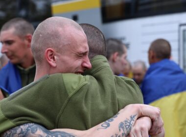 On 6 May, Ukraine returned 205 prisoners of war (POWs) home.