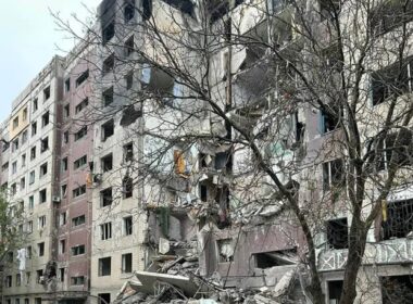 russia drops guided bomb apartment block kostiantynivka leaving multiple injured one missing aftermath russia's 7 2025 strike residential high-rise donetsk oblast 2250 russian forces carried out airstrike building using fab-250