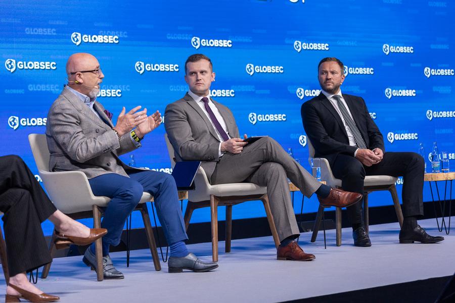 Ukraine Russia war intensity future scenarios Globsec report experts